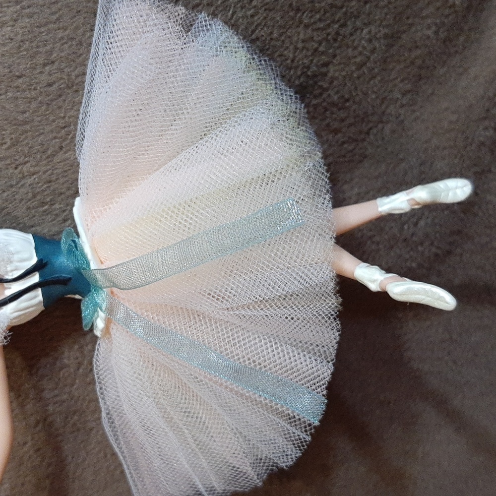 Barbie Lighter than Air porcelain ornament - Picture 8 of 15